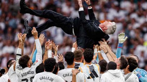 Despedida de Carlo Ancelotti en el Santiago Bernabéu. Jugadores cargan en brazos al técnico más ganador del Real Madrid
