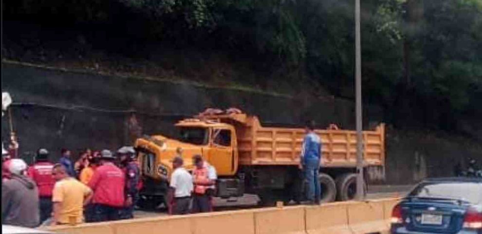 Volcamiento total de vehículo en la ARC este viernes