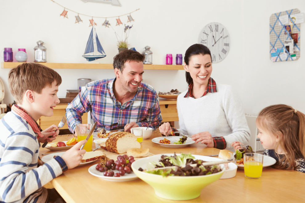 familia comiendo unida