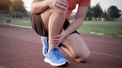 Hombre arrodillado con dolor