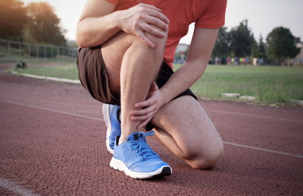 Hombre arrodillado con dolor