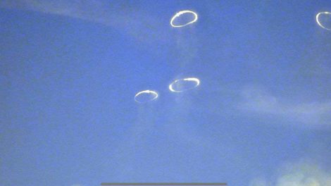 Anillo de humo en el cielo de Caracas