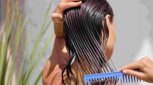 mujer peinando su cabello