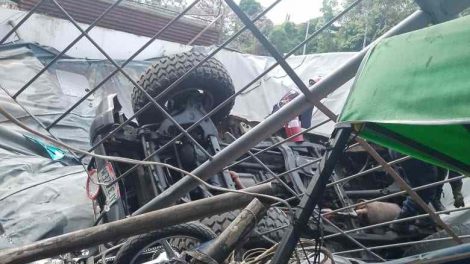Carro cayó sobre feria de verduras en Caracas