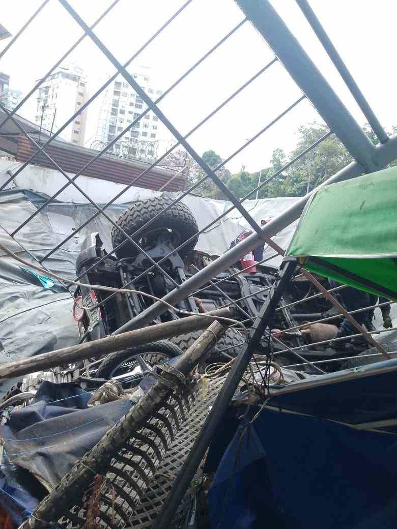 Carro cayó sobre feria de verduras en Caracas