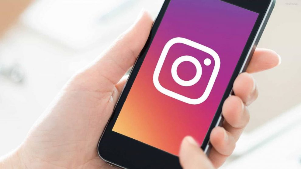 Teléfono con logo de instagram
