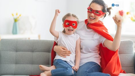 Madre e hija disfrazadas