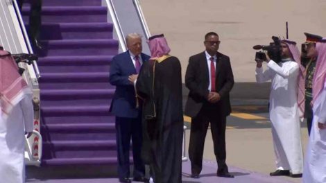 Trump en Arabia Saudita por acuerdos comerciales clave, saluda al Rey Bin Salman