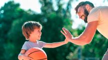 niño jugando con su papá