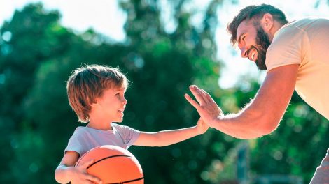 niño jugando con su papá