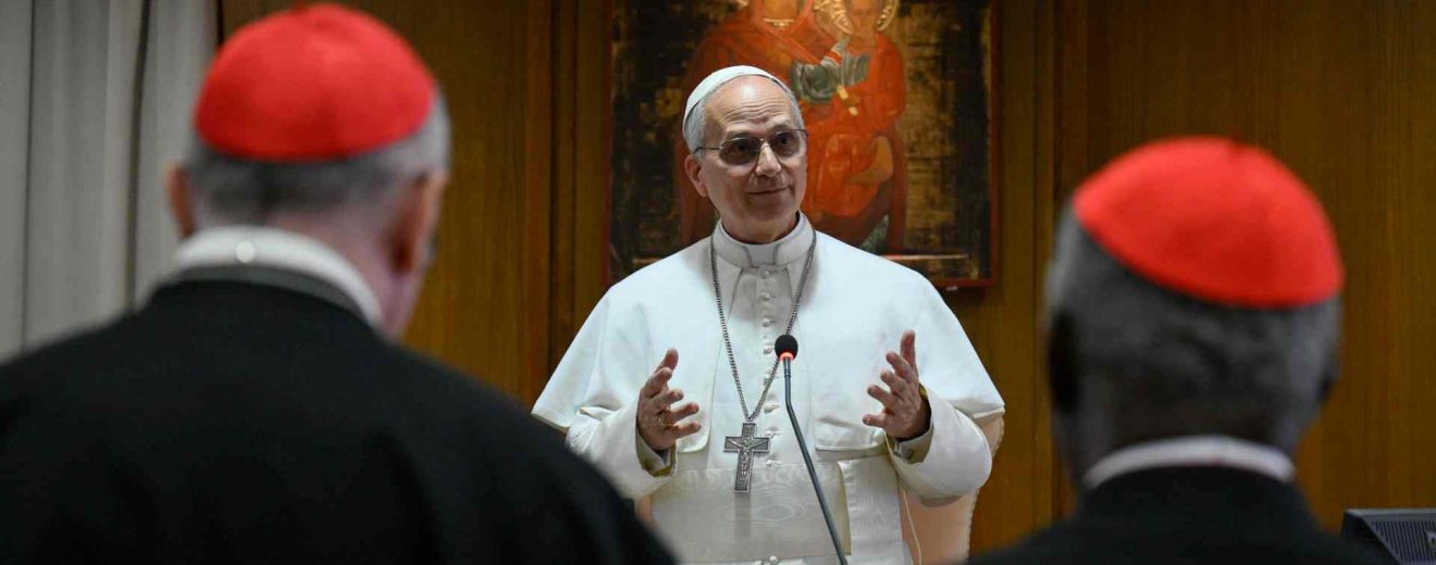 papa León XIV leon conversa con sus cardenales