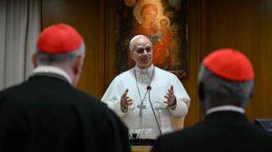 papa León XIV leon conversa con sus cardenales