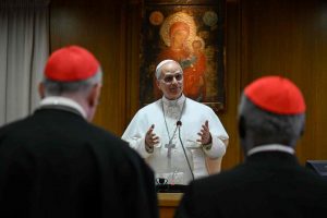 papa León XIV leon conversa con sus cardenales