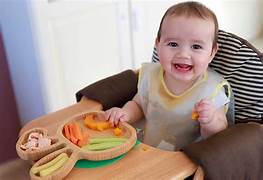 bebé con comida