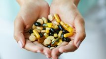 manos con pastillas