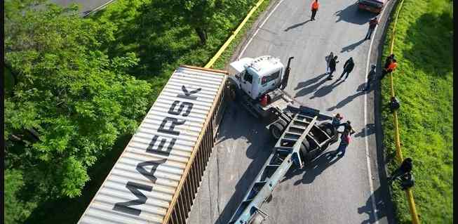 Volcamiento de vehículo pesado en el Distribuidor Divenca