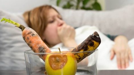 Chica enferma por alimentos