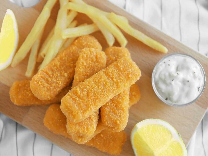 Palitos de pescado con salsa y papas