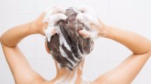Mujer lavándose el cabello