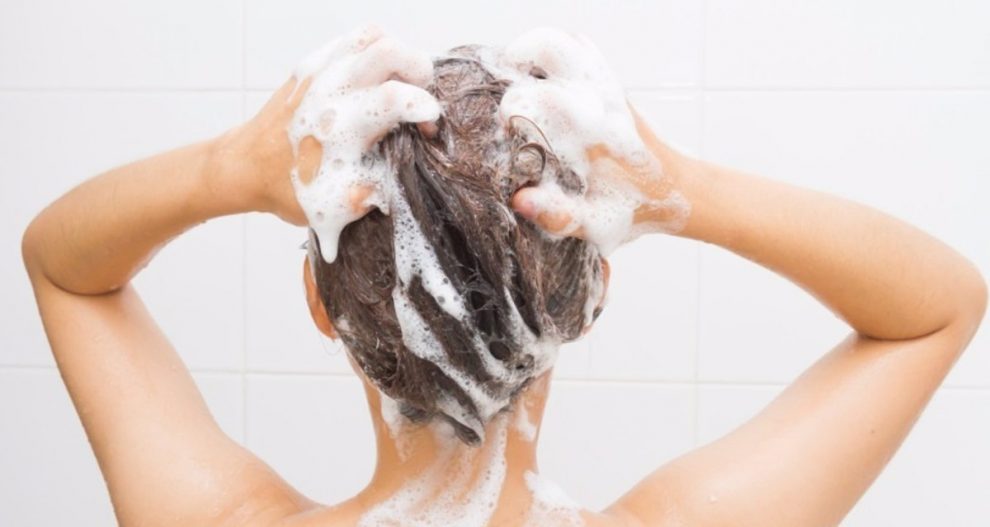 Mujer lavándose el cabello
