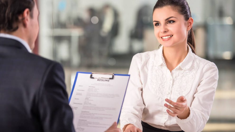 Mujer en una entrevista de trabajo
