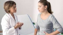 Mujer conversando con una doctora