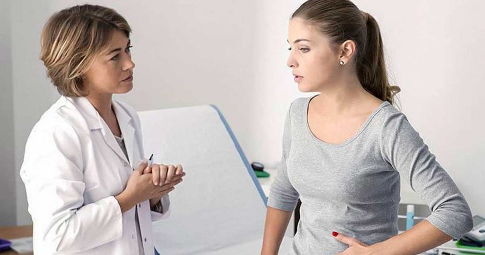 Mujer conversando con una doctora