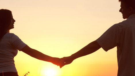 pareja agarrada de la mano