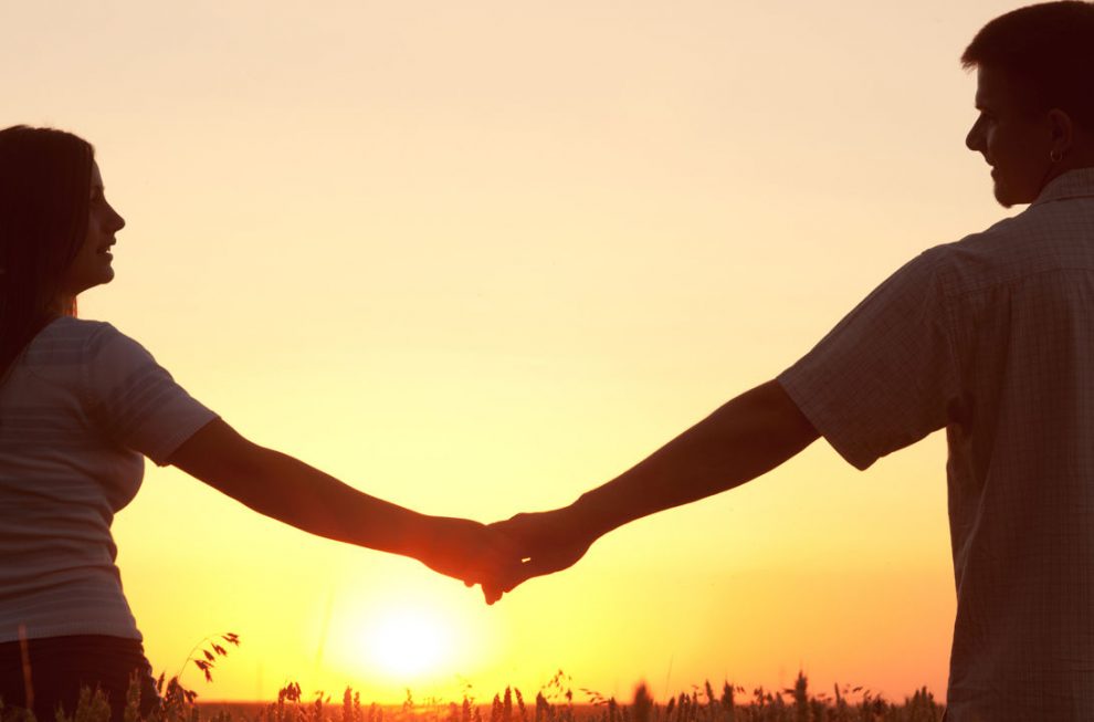 pareja agarrada de la mano