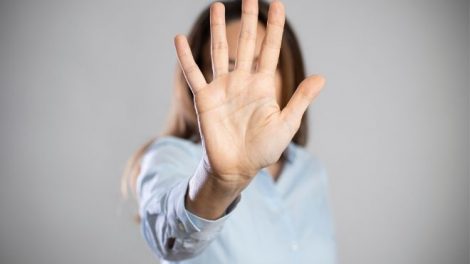 Mujer con una mano estirada