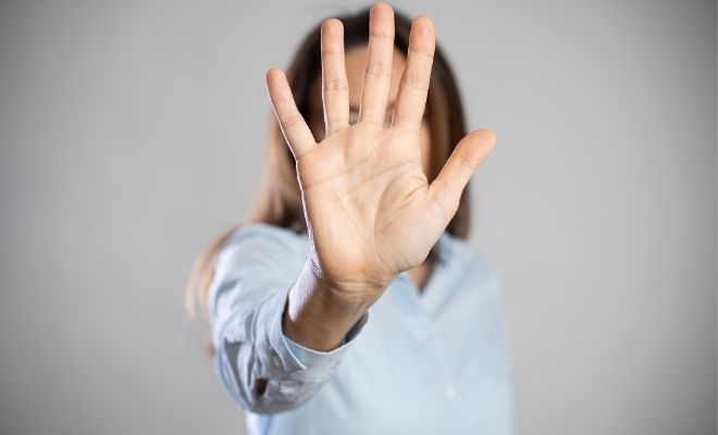 Mujer con una mano estirada