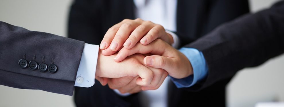 Manos juntas una sobre otra