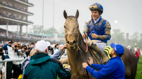 Junior Alvarado junto a su equipo