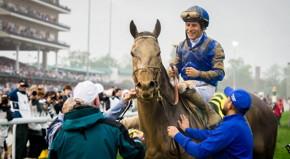 Junior Alvarado junto a su equipo