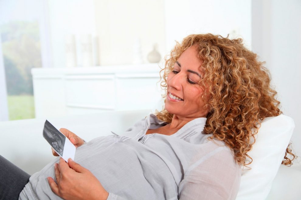 Mujer embarazada viendo una ecografía