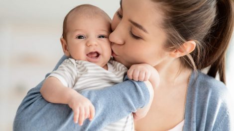 Mamá besando a su hijo