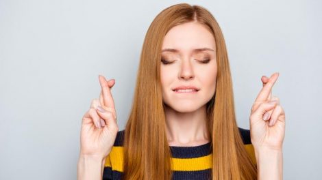 chica cruzando los dedos