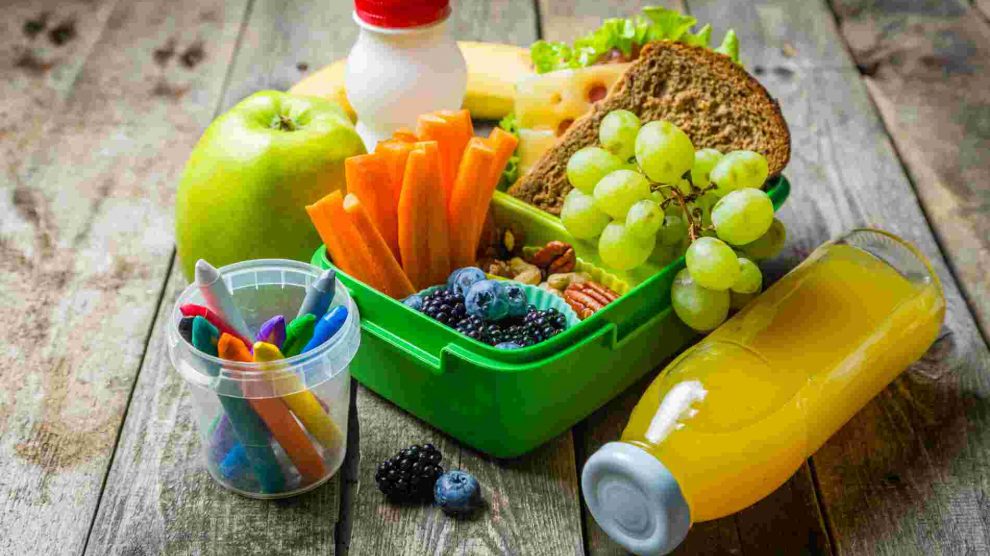 Frutas, jugo y pan