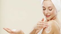Mujer cuidando de la piel