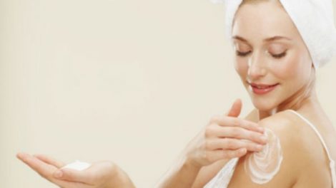Mujer cuidando de la piel