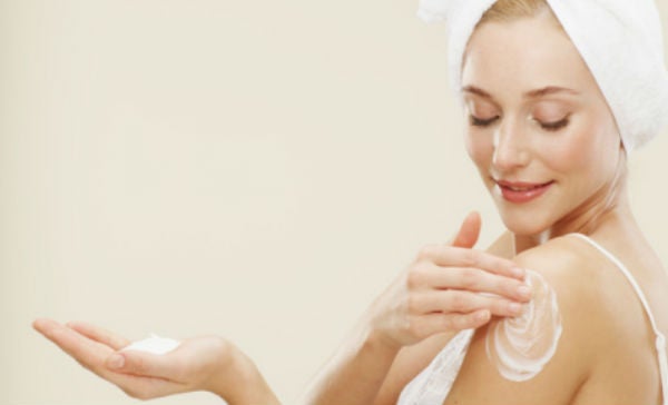 Mujer cuidando de la piel