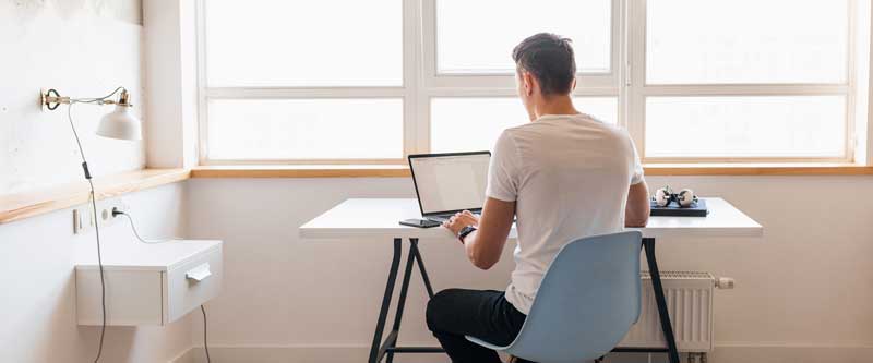 Hombre trabajando desde casa