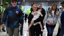 La niña Maikelys Espinoza fue repatriada desde Texas. Arribó a Maiquetía junto a otros migrantes y recibió atención integral tras su llegada.
