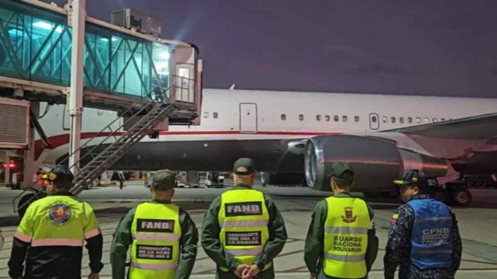 Aterriza avión con repatriados de Texas a Venezuela