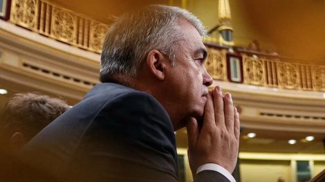 Santos Cerdán contrariado en el Congreso de Diputados de España