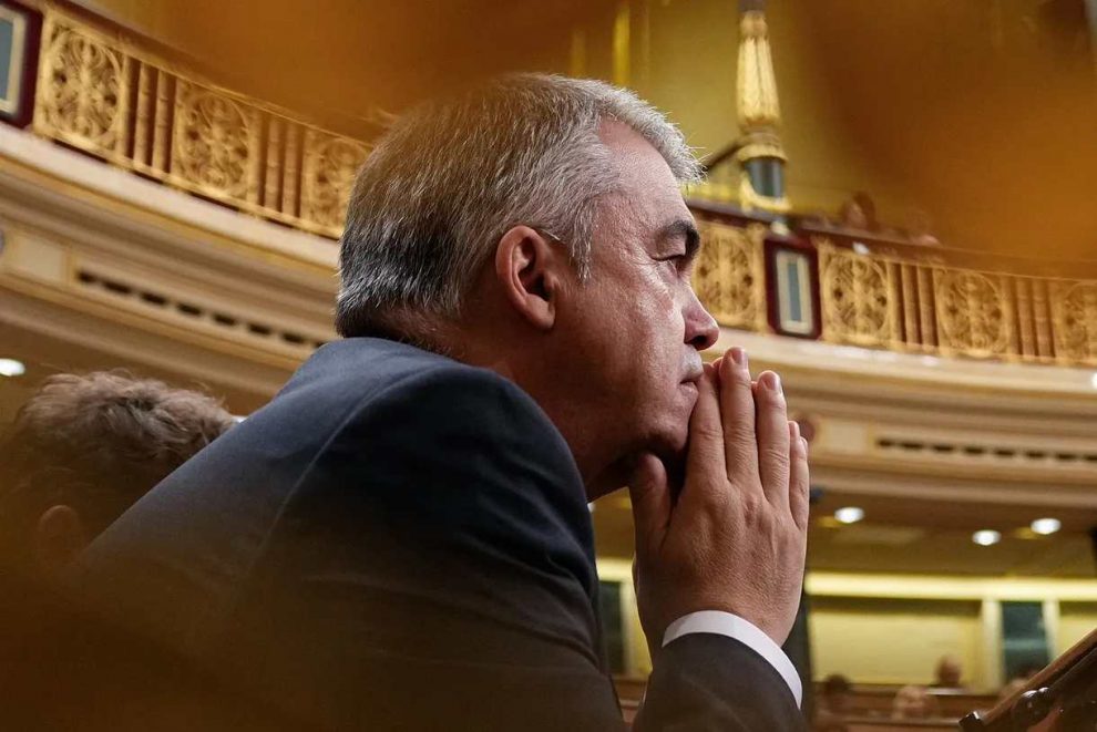 Santos Cerdán contrariado en el Congreso de Diputados de España