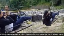 Trabajadores de la salud cruzan ríos en tirolina en Mérida