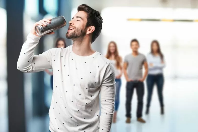 hombre bebiendo bebida energética