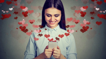 chica con el celular y corazones