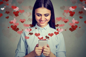 chica con el celular y corazones